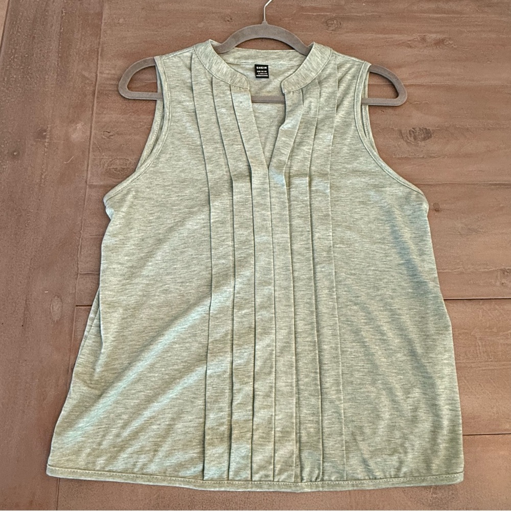 Shein Women’s Light Green heathered sleeveless top pleated V-neck Sz L Preowned